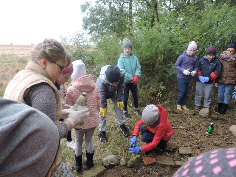 Sprzątanie grobów w Melanowie
